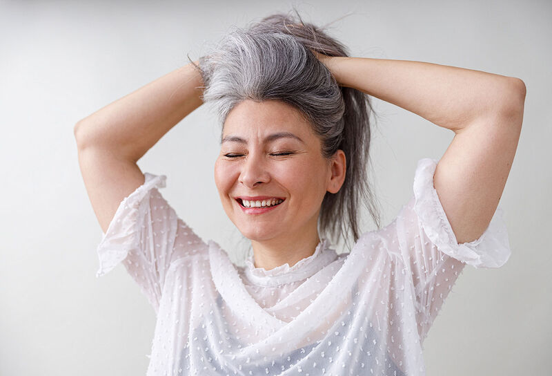 Entretenir mes cheveux gris, blancs ou poivre et sel